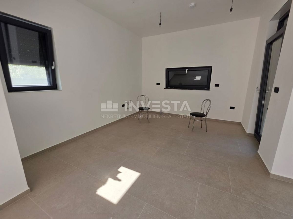 Medulin, Casa bifamiliare con piscina, buona posizione, vicino al mare