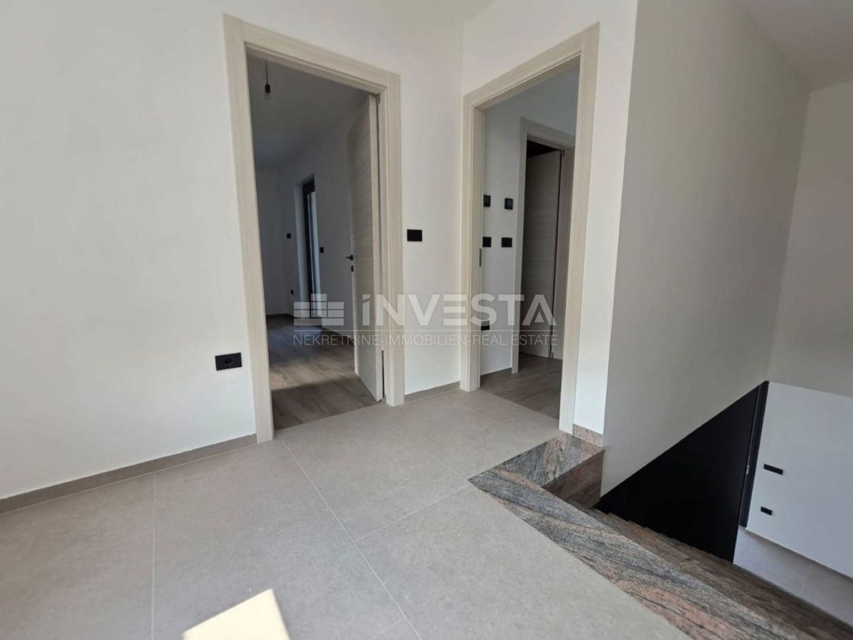 Medulin, Casa bifamiliare con piscina, buona posizione, vicino al mare