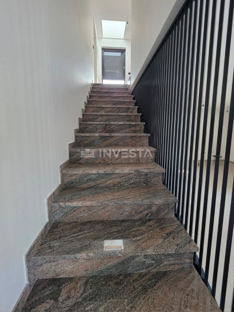 Medulin, Casa bifamiliare con piscina, buona posizione, vicino al mare