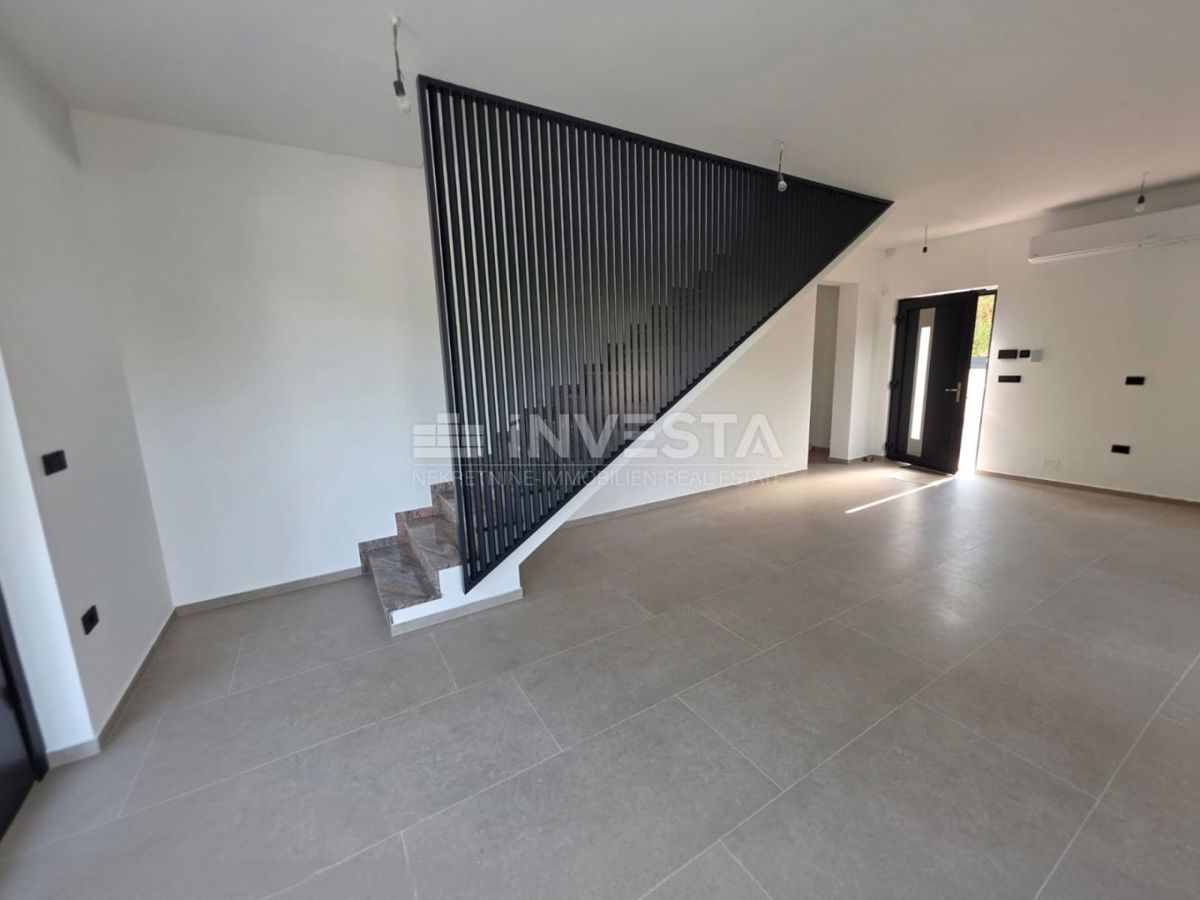 Medulin, Casa bifamiliare con piscina, buona posizione, vicino al mare