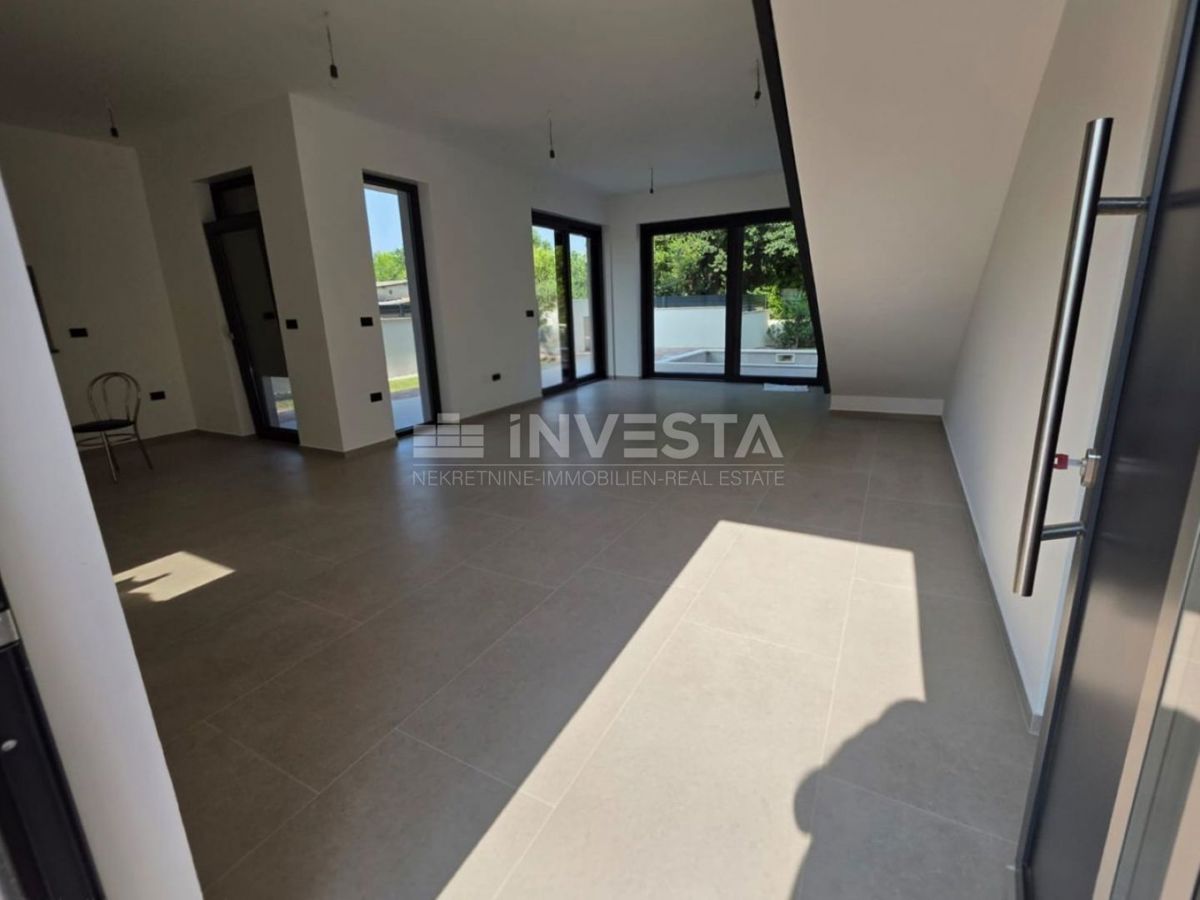 Medulin, Casa bifamiliare con piscina, buona posizione, vicino al mare