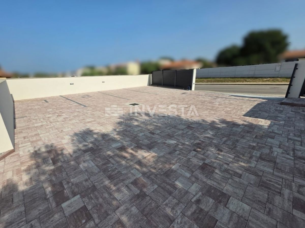 Medulin, Casa bifamiliare con piscina, buona posizione, vicino al mare