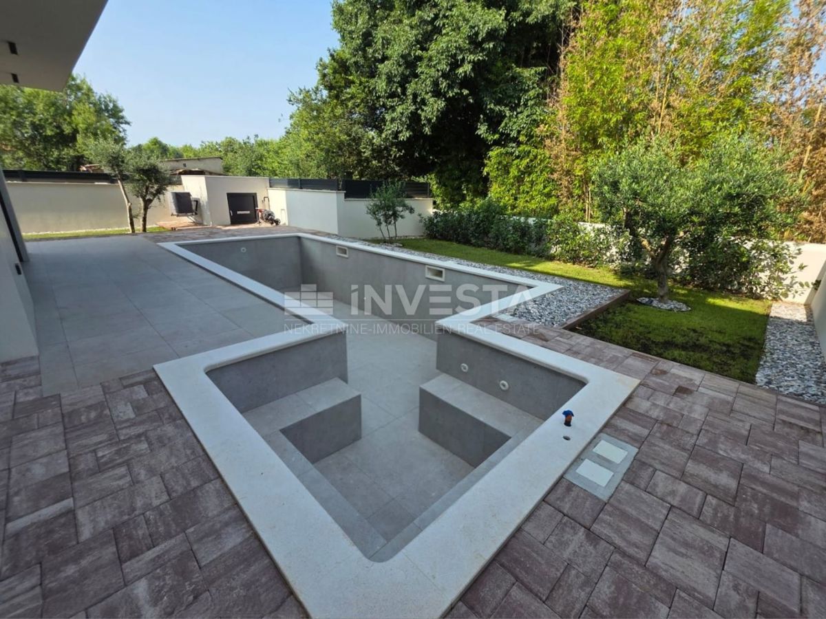 Medulin, Casa bifamiliare con piscina, buona posizione, vicino al mare