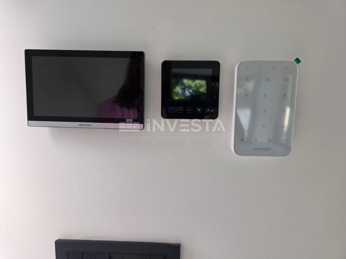 Medulin, Casa bifamiliare con piscina, buona posizione, vicino al mare