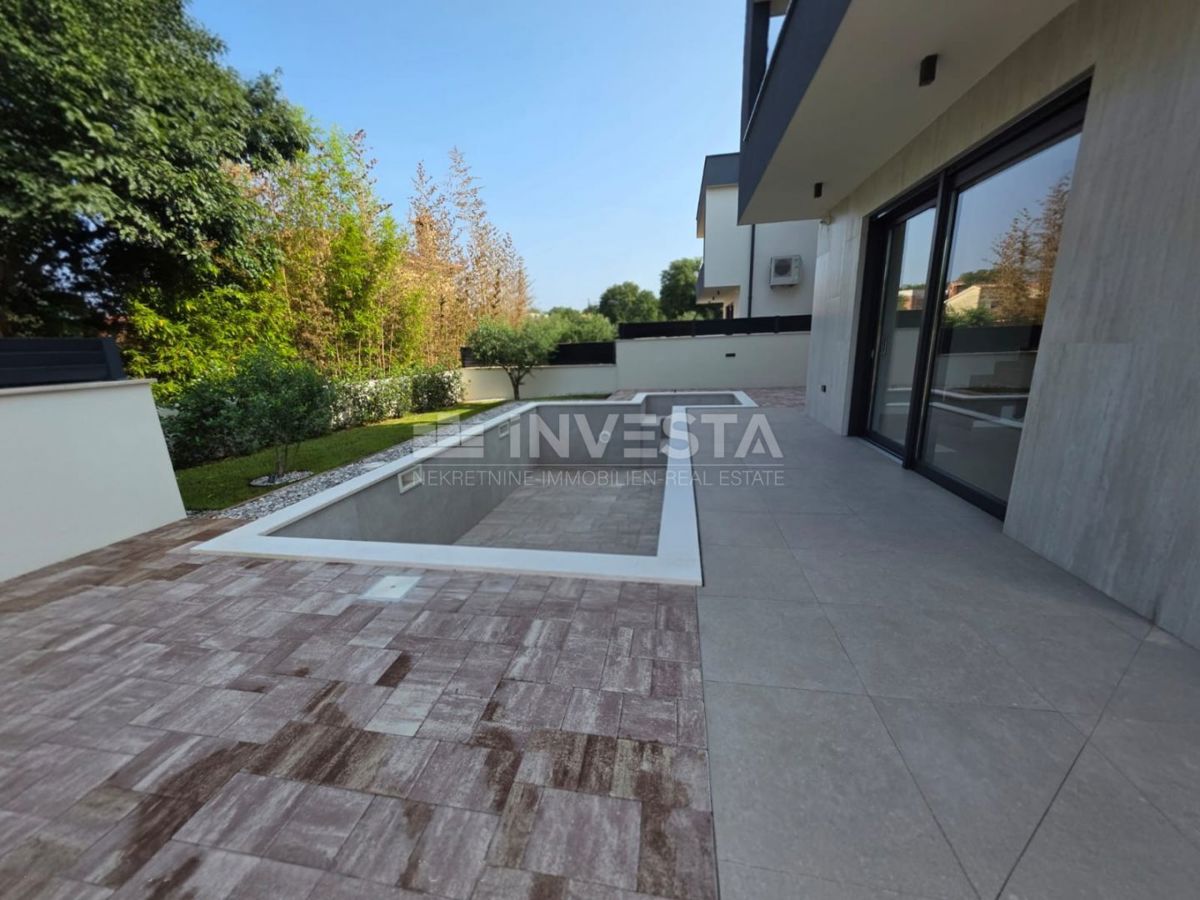 Medulin, Casa bifamiliare con piscina, buona posizione, vicino al mare