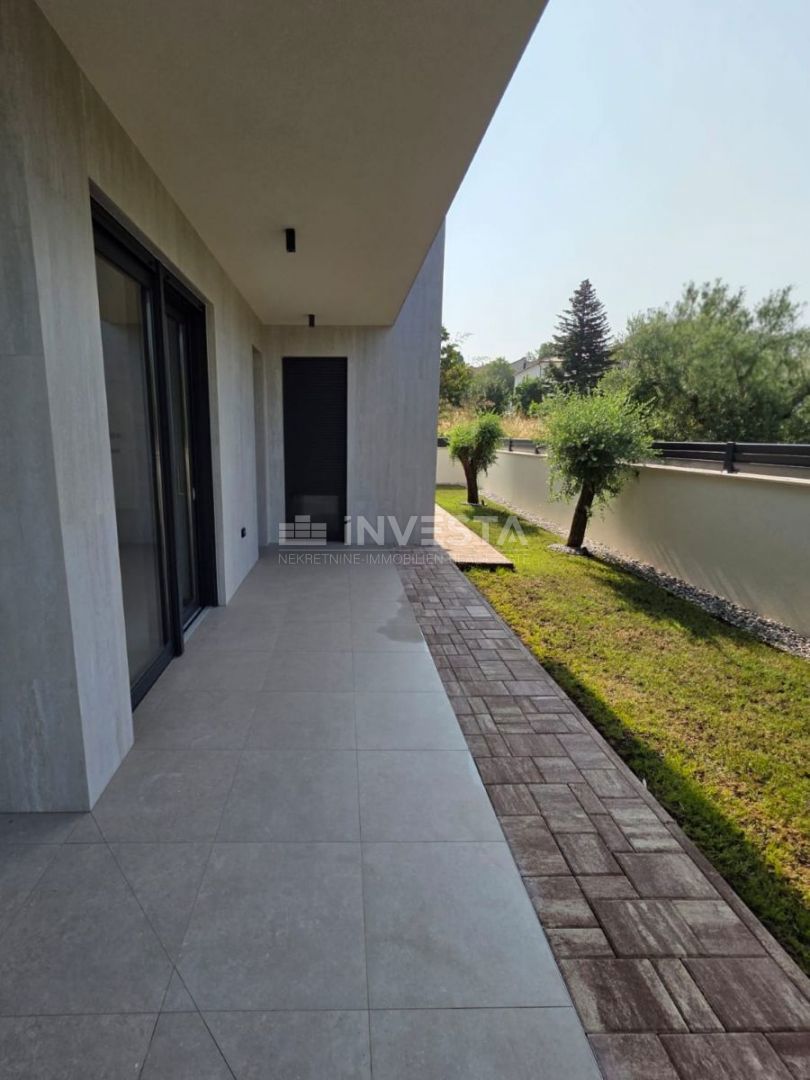 Medulin, Casa bifamiliare con piscina, buona posizione, vicino al mare