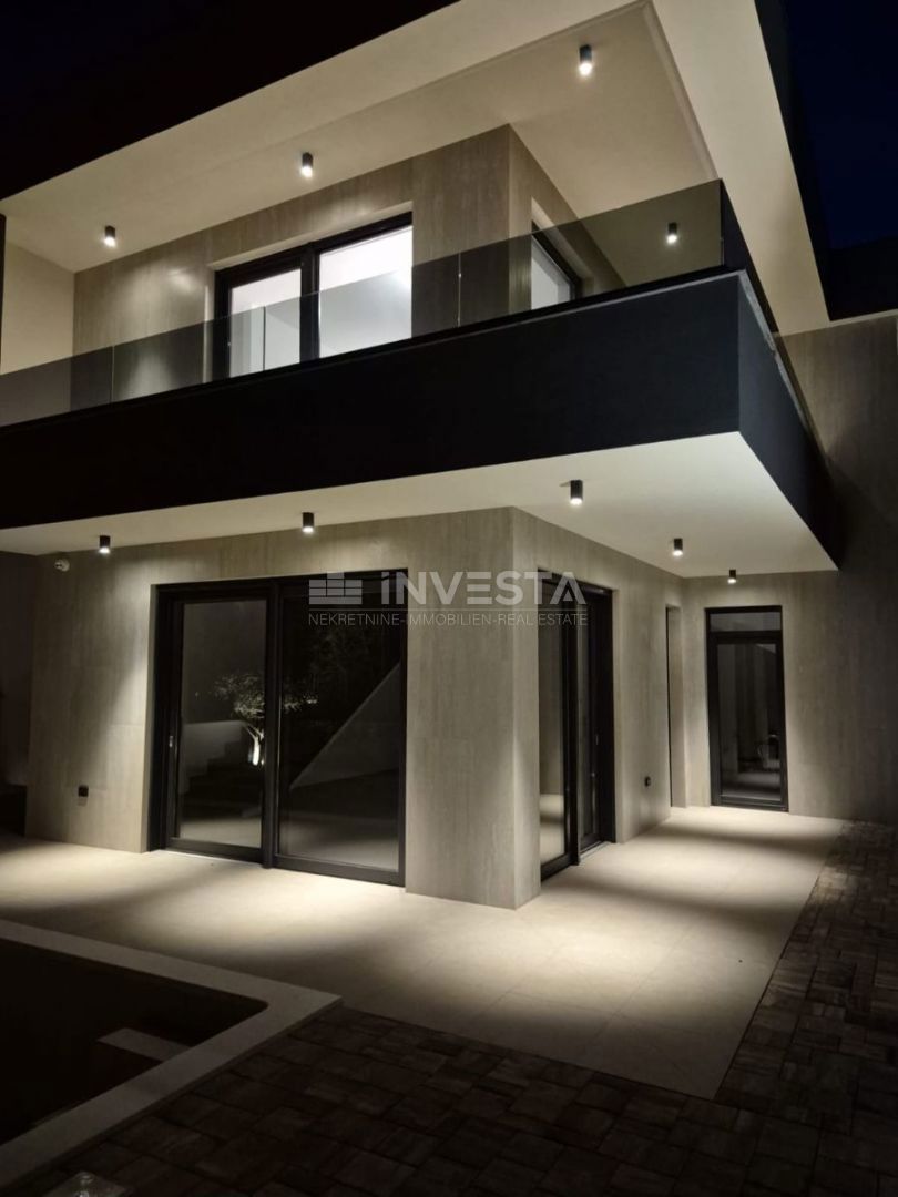 Medulin, Casa bifamiliare con piscina, buona posizione, vicino al mare