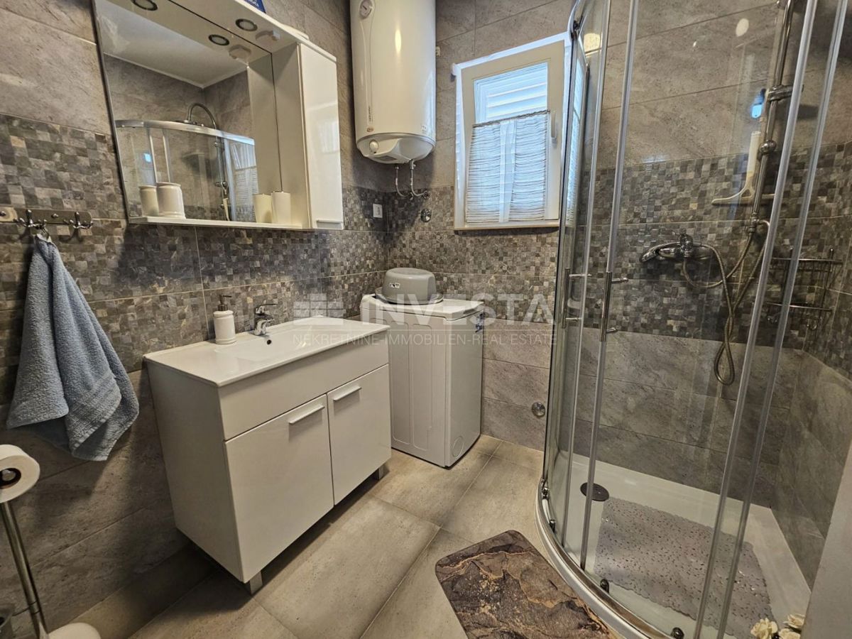 Fažana, appartamento al piano terra con giardino, vicino al centro e alle spiagge