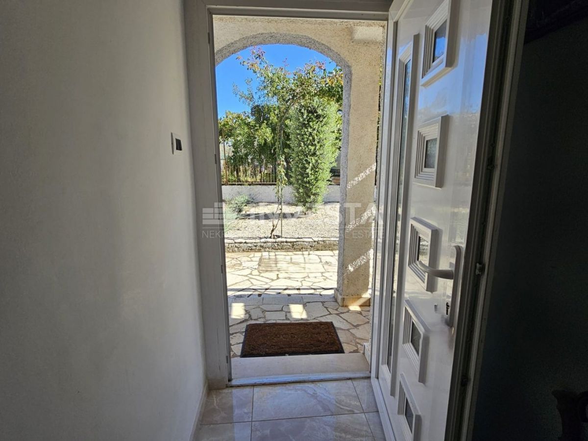 Fažana, appartamento al piano terra con giardino, vicino al centro e alle spiagge