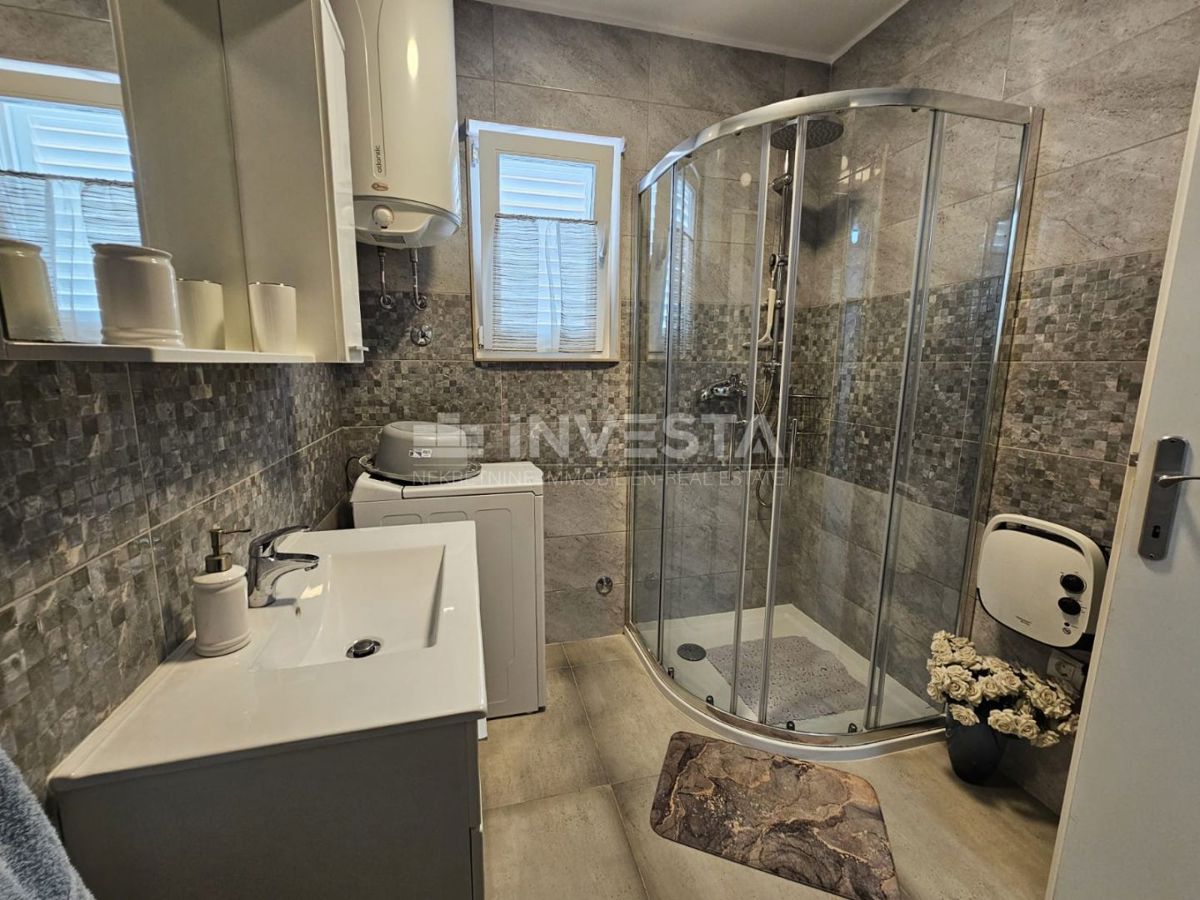 Fažana, appartamento al piano terra con giardino, vicino al centro e alle spiagge