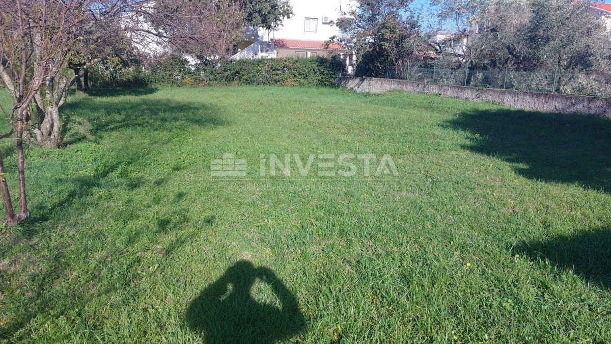 Parenzo, dintorni – terreno edificabile con edificio commerciale/industriale