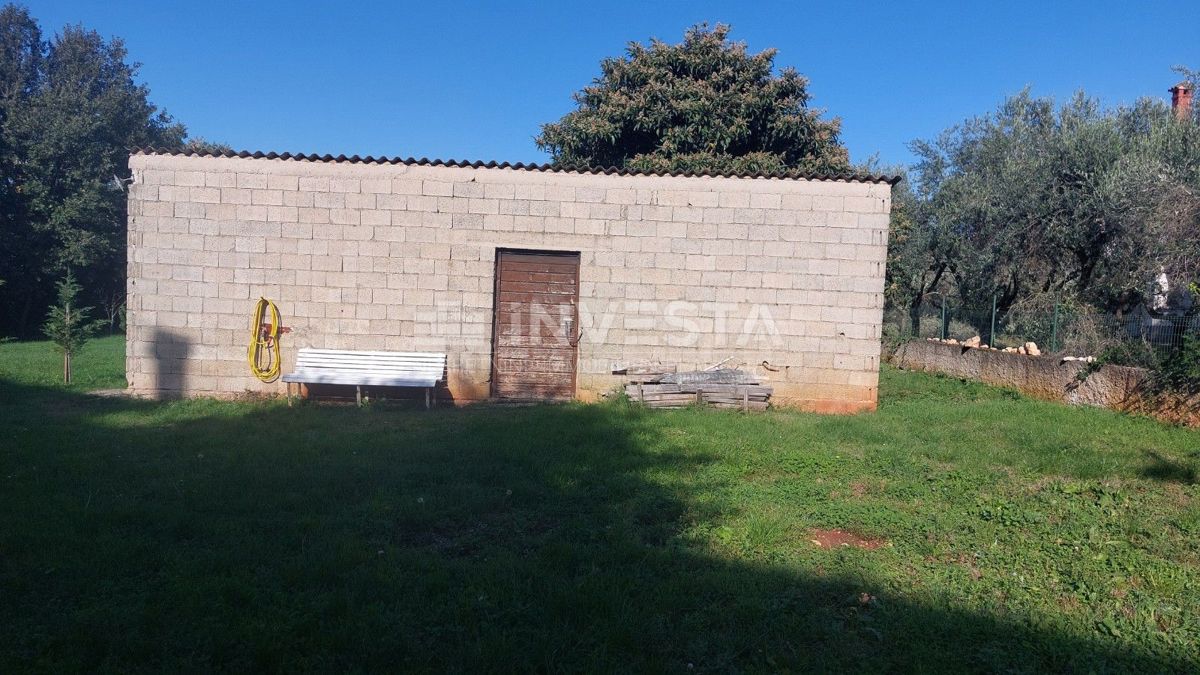 Parenzo, dintorni – terreno edificabile con edificio commerciale/industriale