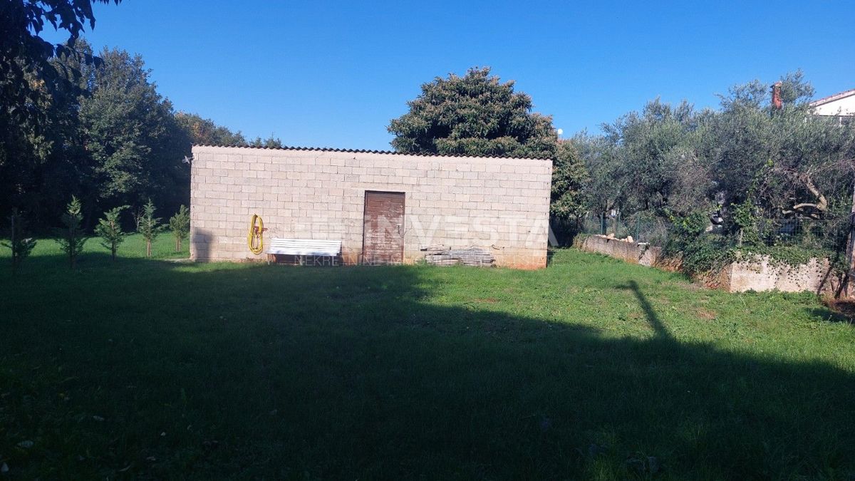 Parenzo, dintorni – terreno edificabile con edificio commerciale/industriale