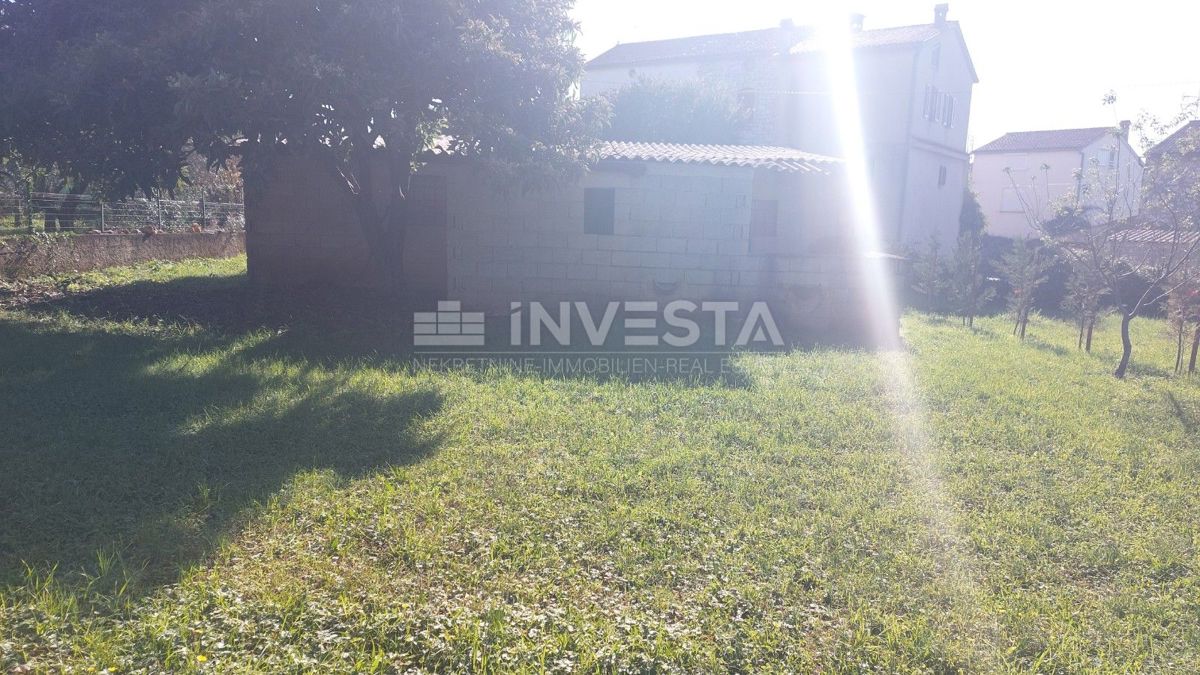 Parenzo, dintorni – terreno edificabile con edificio commerciale/industriale