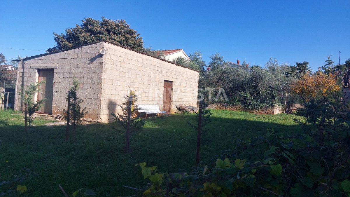 Parenzo, dintorni – terreno edificabile con edificio commerciale/industriale