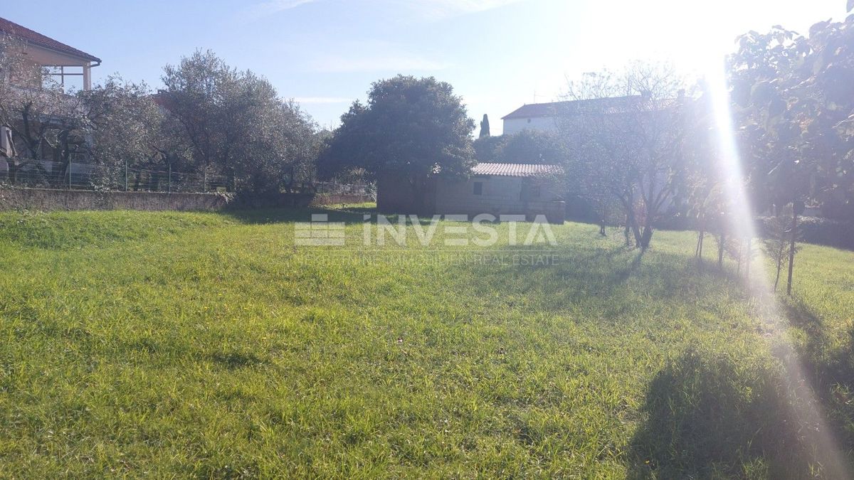 Parenzo, dintorni – terreno edificabile con edificio commerciale/industriale