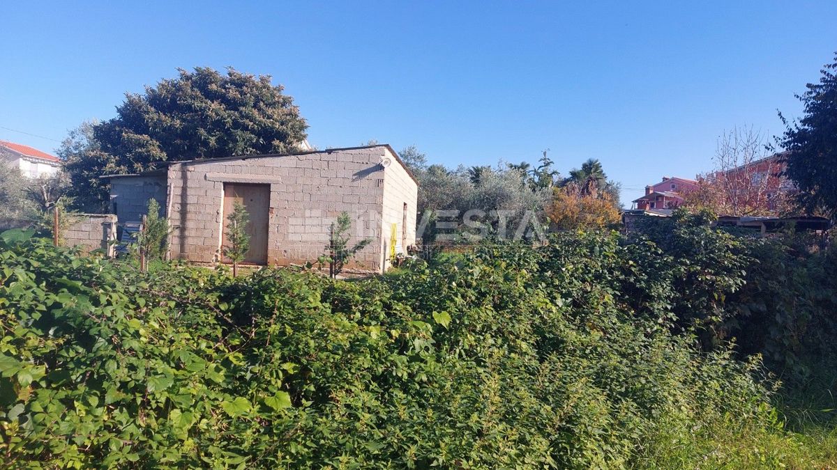 Parenzo, dintorni – terreno edificabile con edificio commerciale/industriale