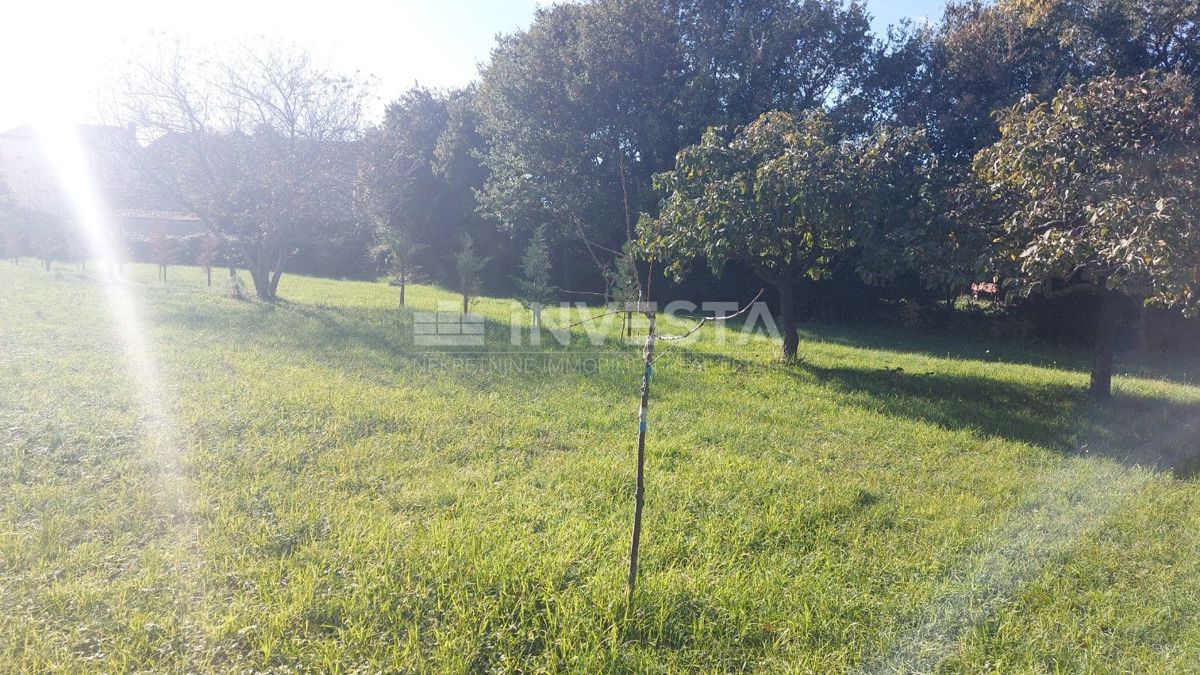 Parenzo, dintorni – terreno edificabile con edificio commerciale/industriale