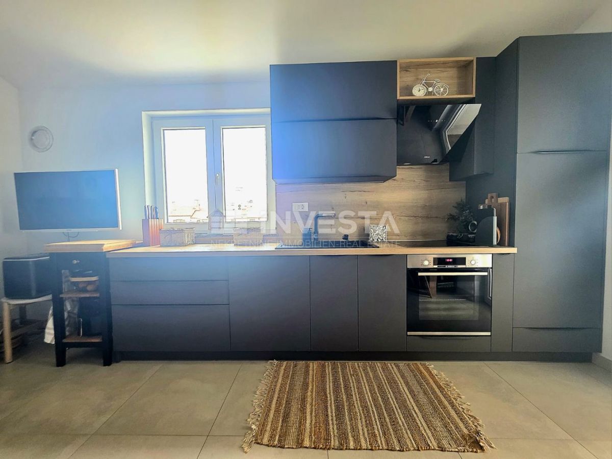 Peroj, appartamento ben attrezzato con vista mare, a 1 km dalla spiaggia