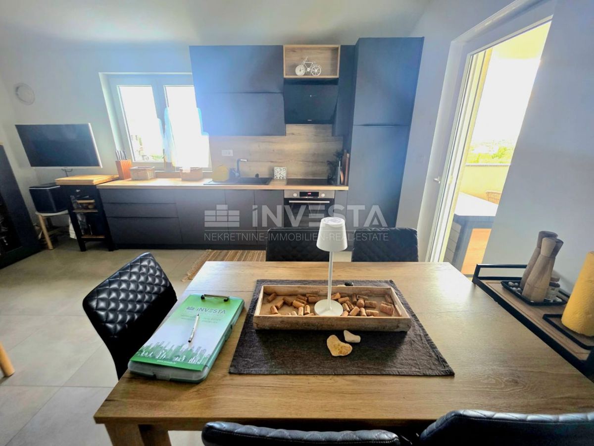 Peroj, appartamento ben attrezzato con vista mare, a 1 km dalla spiaggia