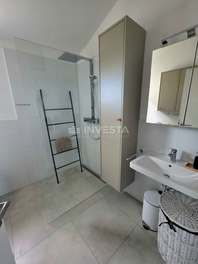 Peroj, appartamento ben attrezzato con vista mare, a 1 km dalla spiaggia