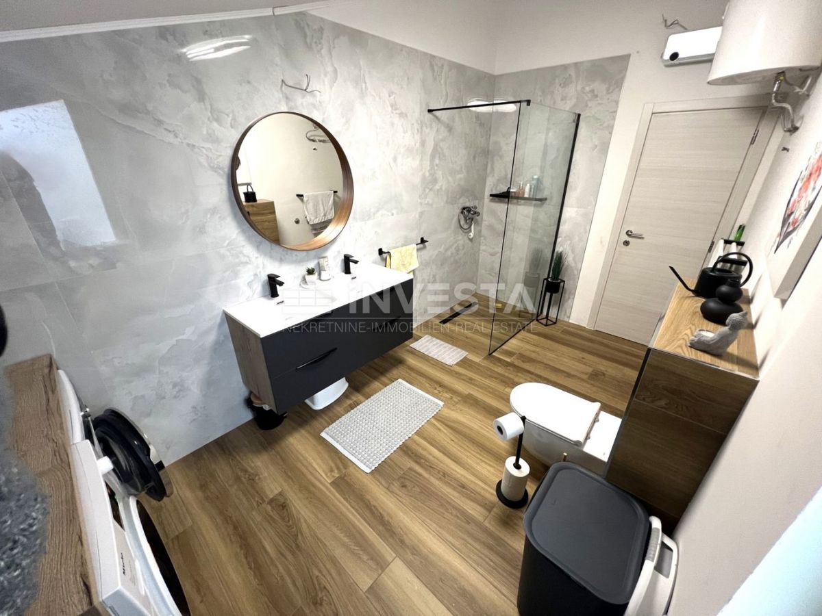 Pola, Veli Vrh, appartamento con tre camere di 114 m²