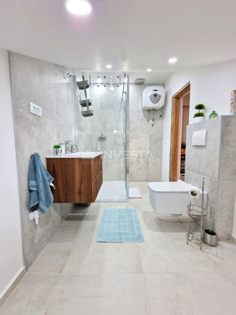 Pola, Veli Vrh, appartamento con tre camere di 114 m²