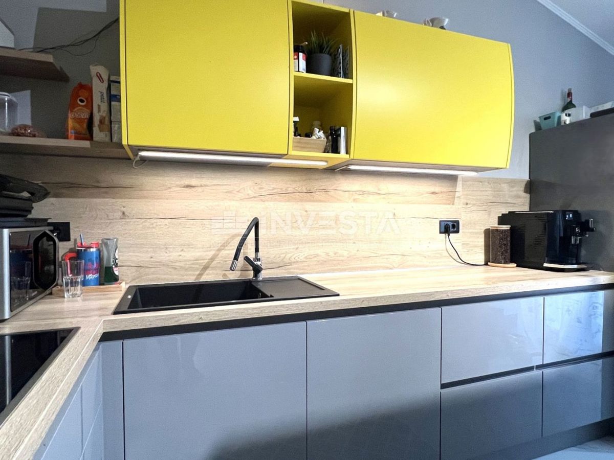 Pola, Veli Vrh, appartamento con tre camere di 114 m²