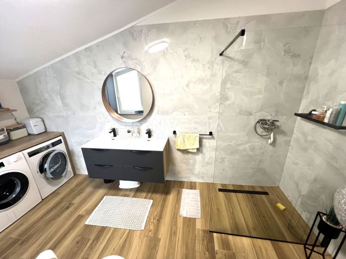 Pola, Veli Vrh, appartamento con tre camere di 114 m²