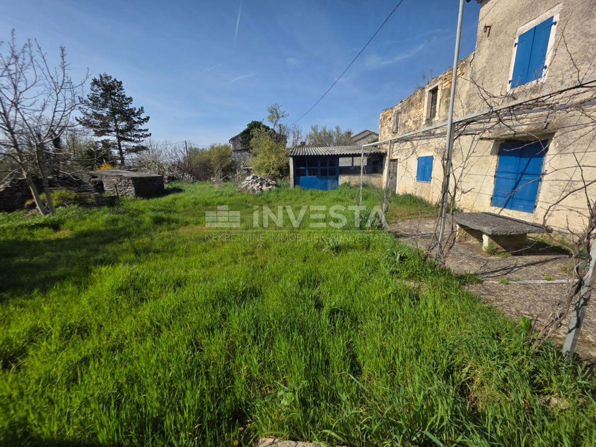 Casa in pietra con ampio terreno nel cuore dell’Istria