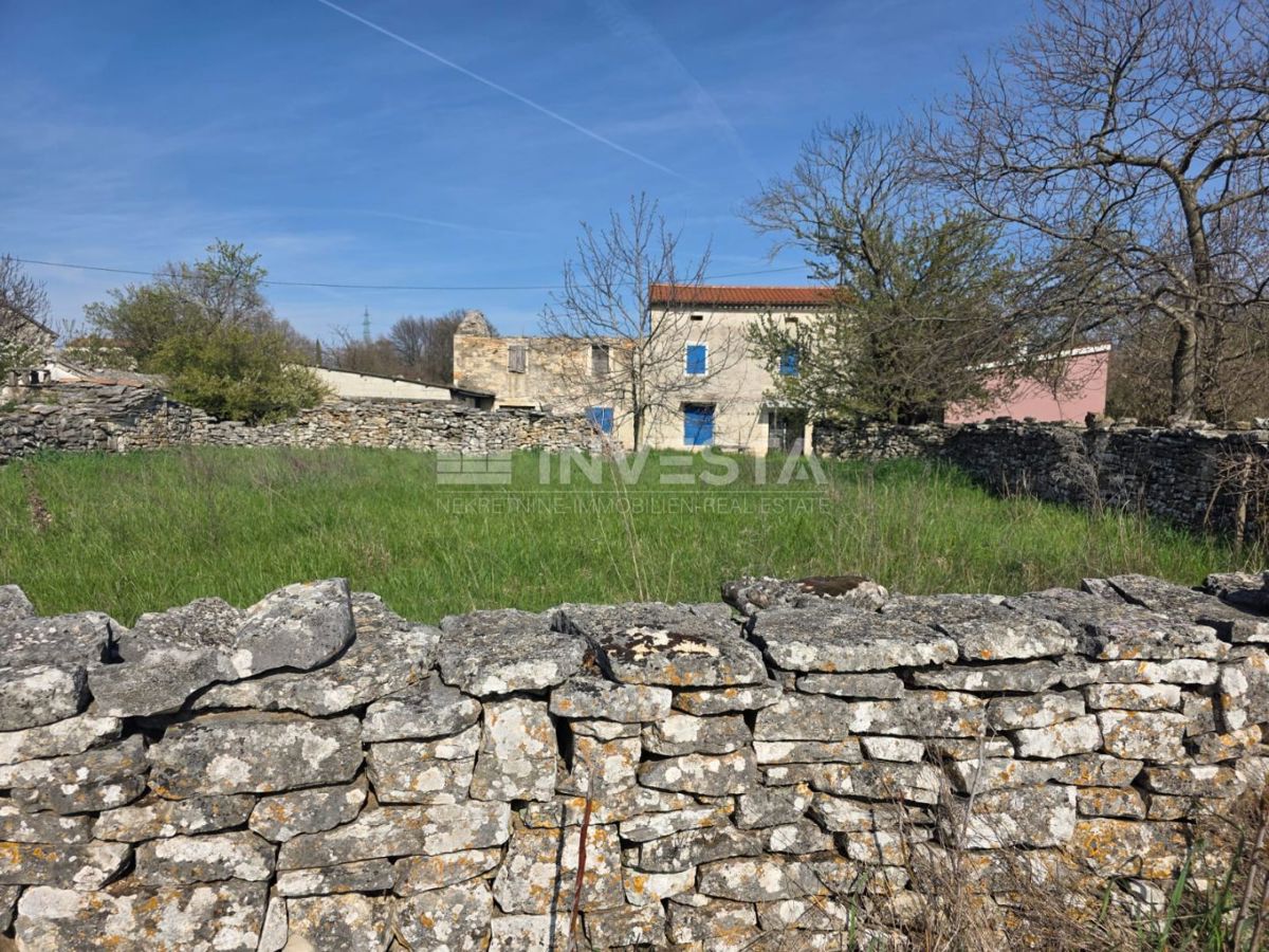 Casa in pietra con ampio terreno nel cuore dell’Istria