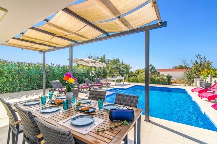 Dintorni di Svetvinčent, lussuosa villa con piscina immersa nel verde