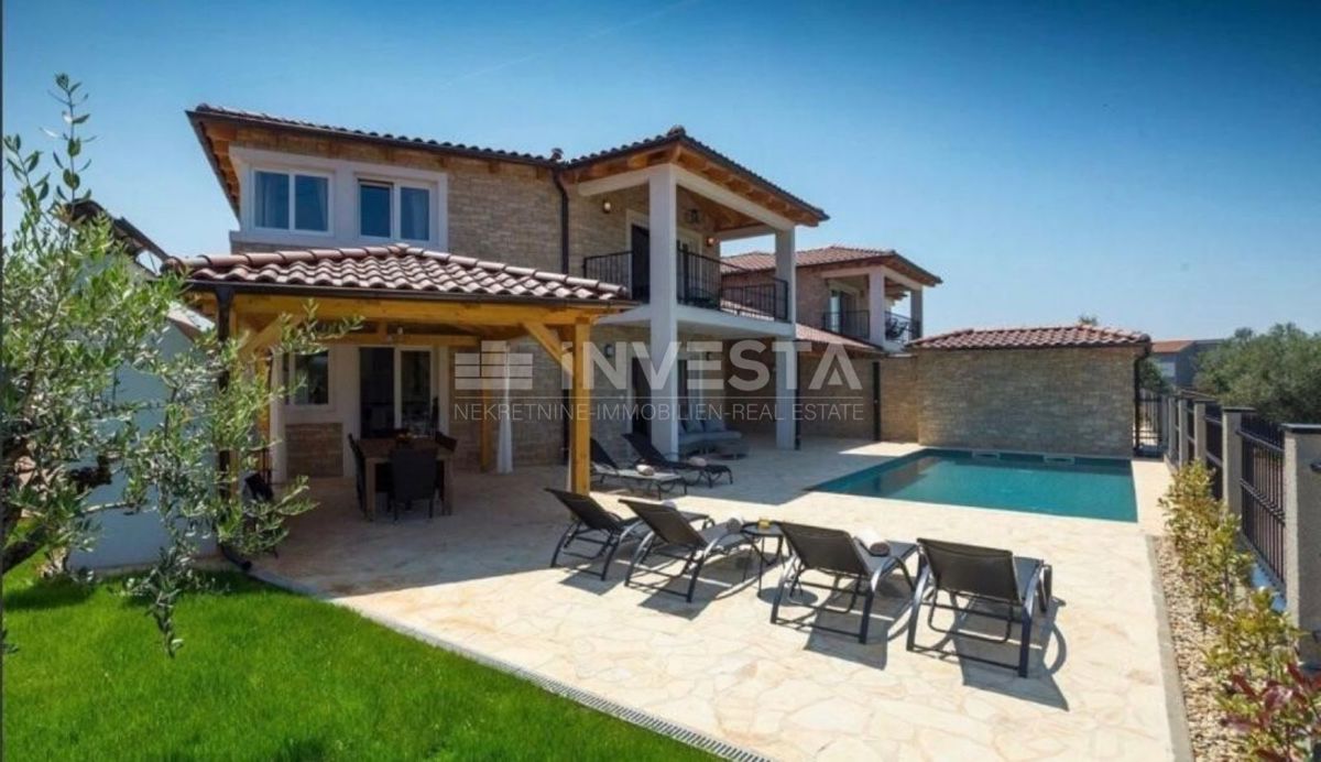 Zona di Parenzo, casa con piscina e vista mare
