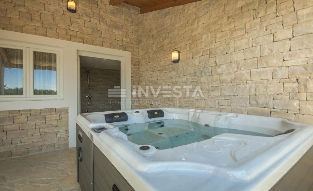 Zona di Parenzo, casa con piscina e vista mare