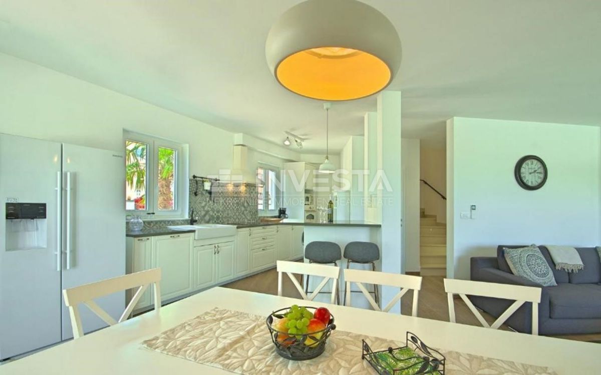 Zona di Parenzo, casa con piscina e vista mare