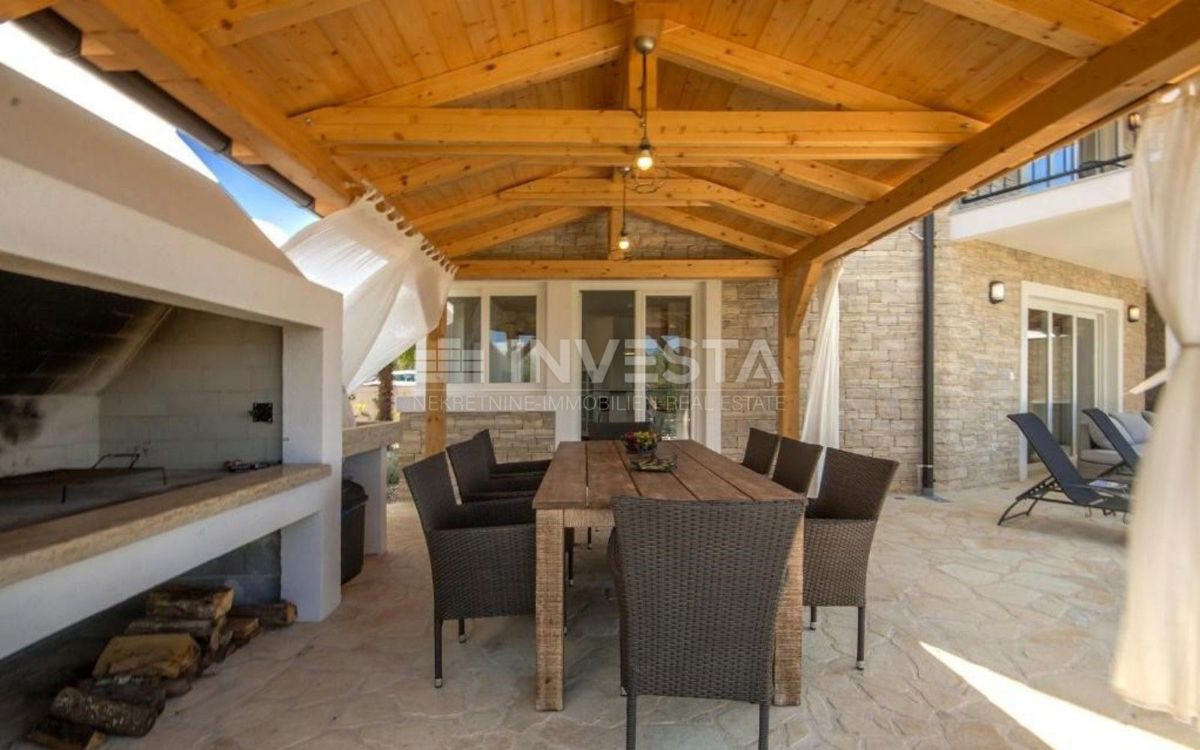 Zona di Parenzo, casa con piscina e vista mare