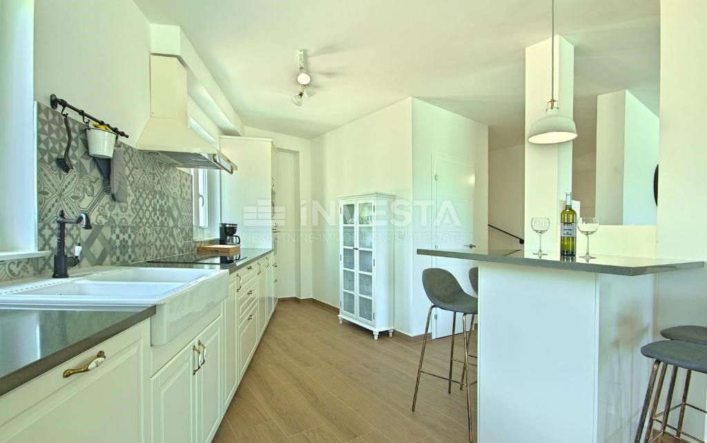 Zona di Parenzo, casa con piscina e vista mare