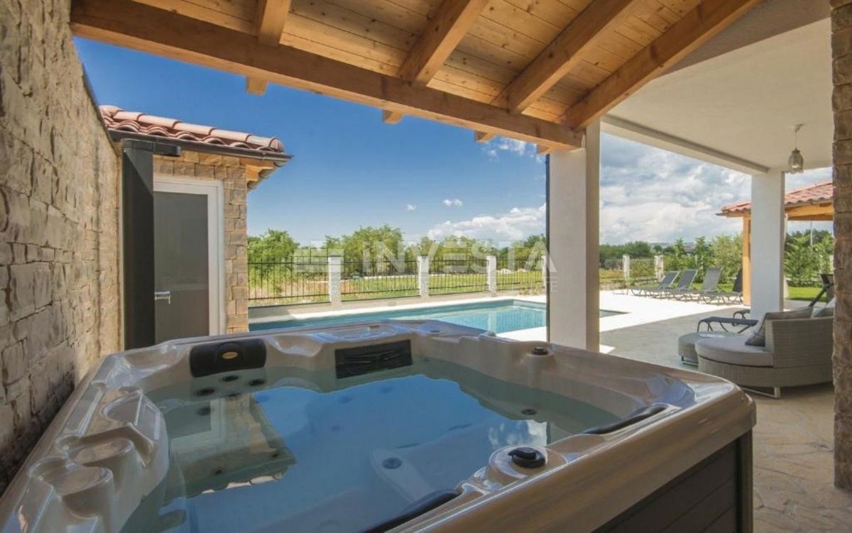 Zona di Parenzo, casa con piscina e vista mare