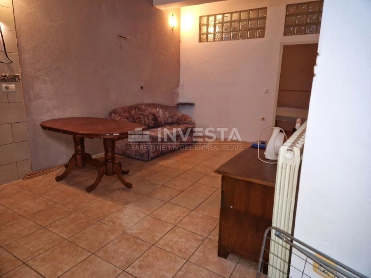 Pola, Gregovica, appartamento economico nel seminterrato vicino al centro città