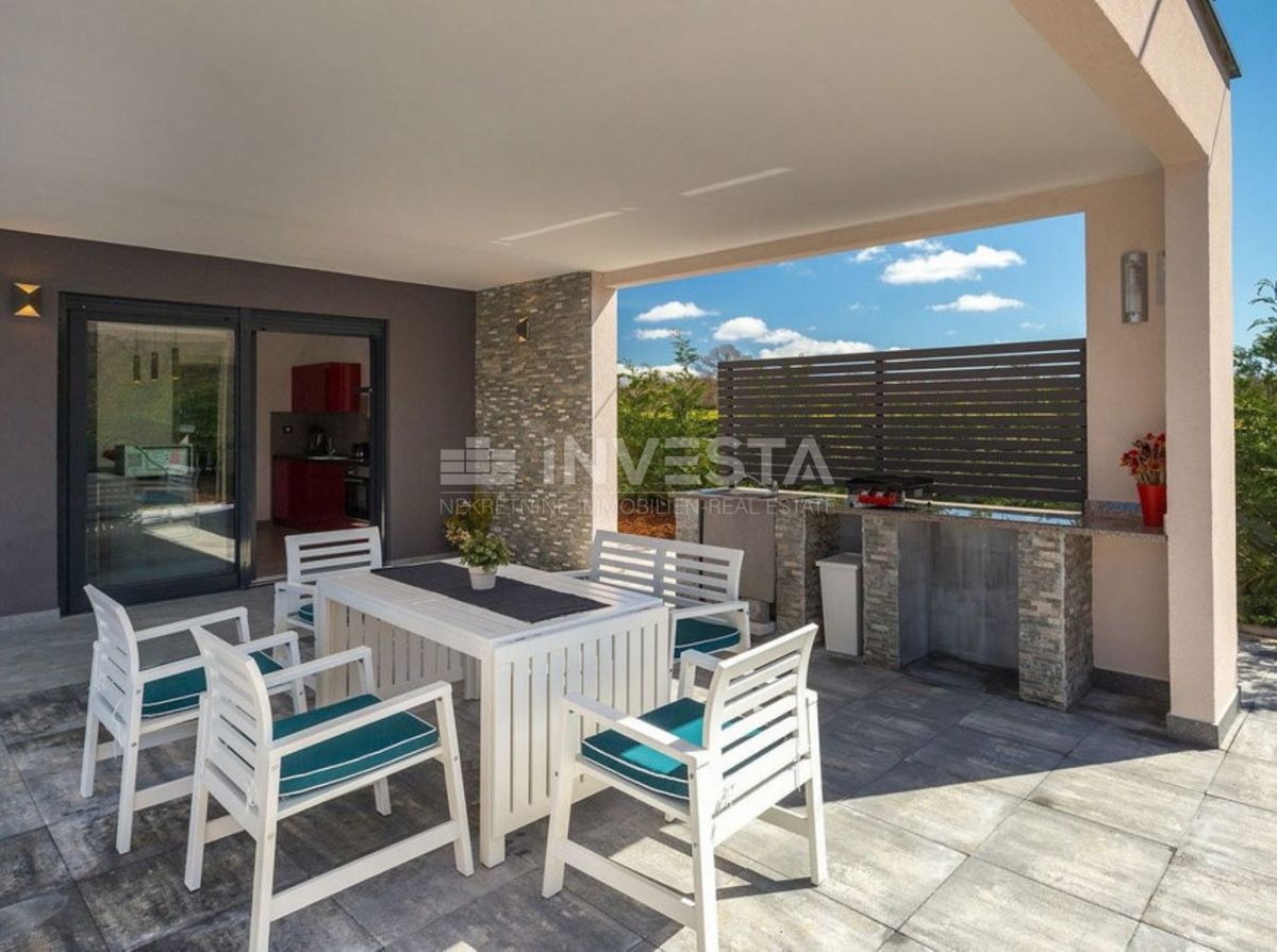 Dintorni di Dignano, villa moderna con piscina, posizione tranquilla