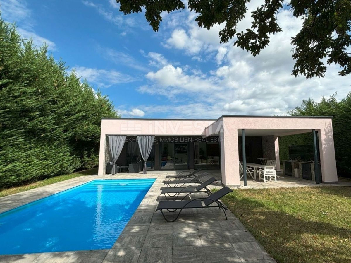 Dintorni di Dignano, villa moderna con piscina, posizione tranquilla