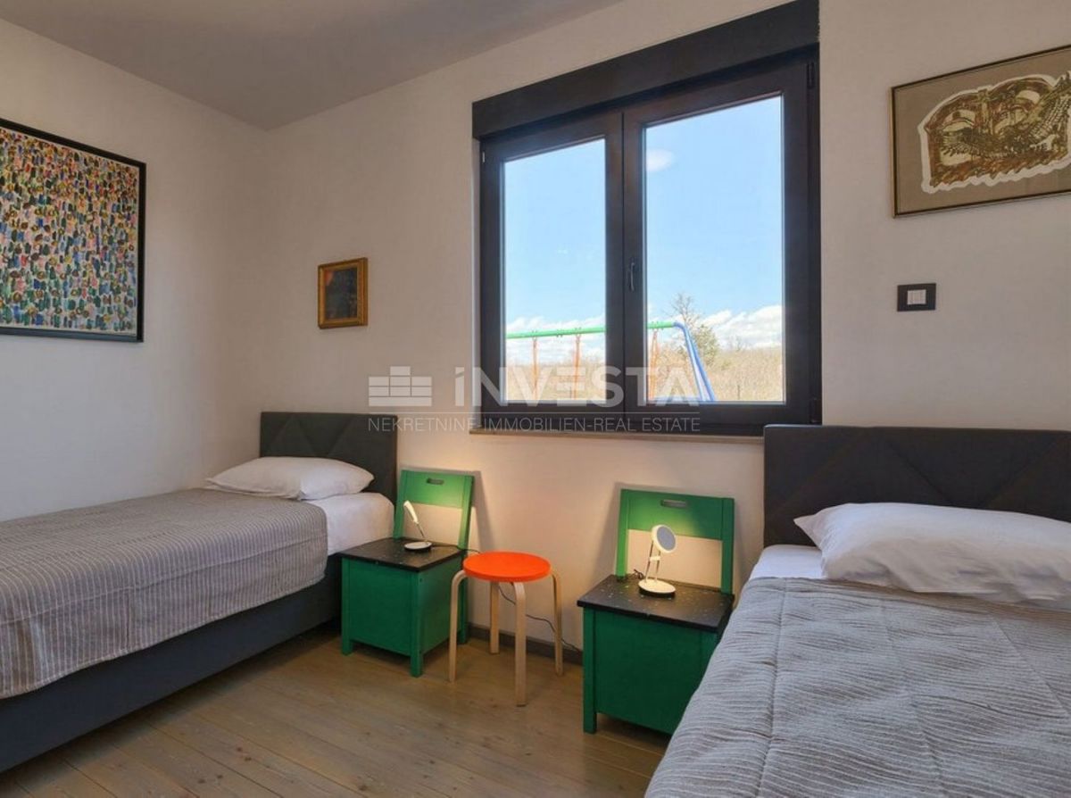 Dintorni di Dignano, villa moderna con piscina, posizione tranquilla