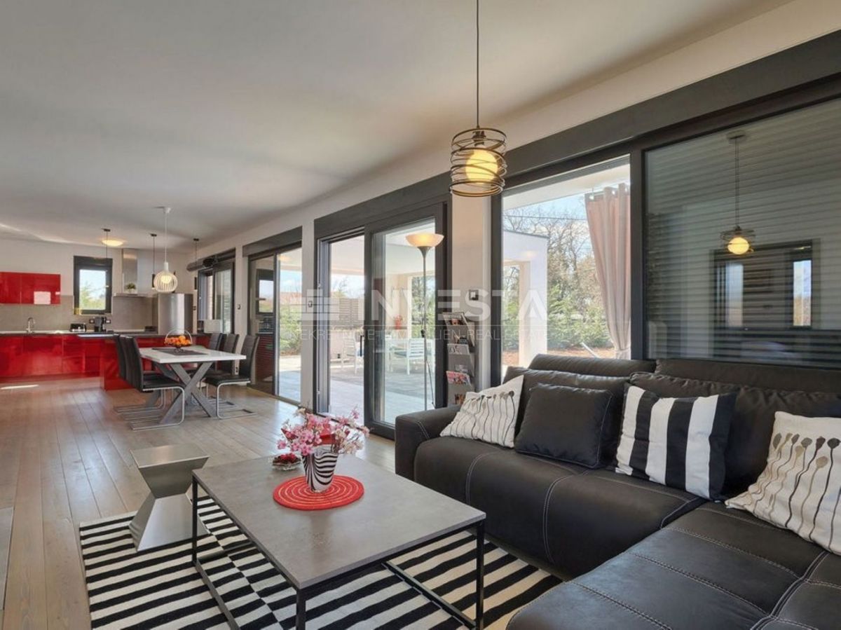 Dintorni di Dignano, villa moderna con piscina, posizione tranquilla