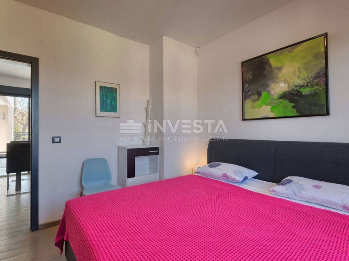 Dintorni di Dignano, villa moderna con piscina, posizione tranquilla