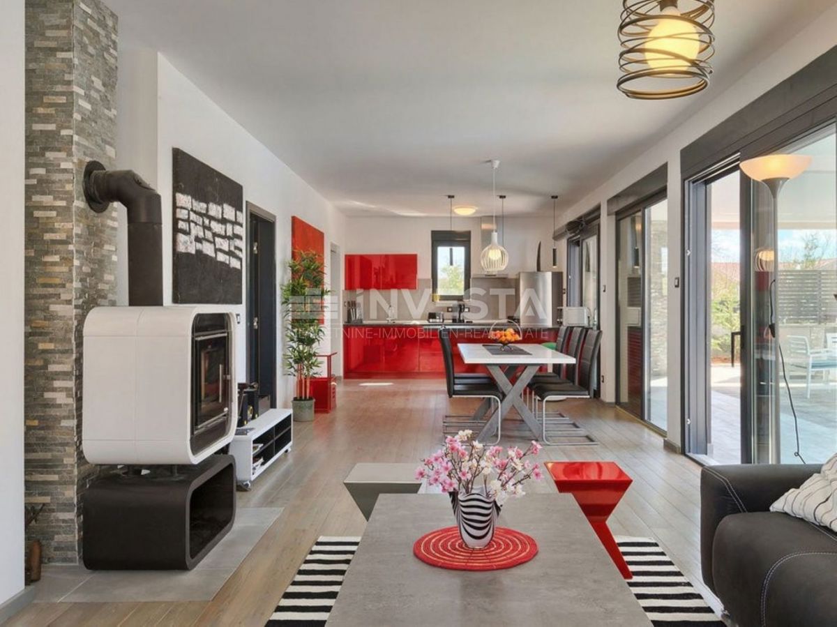 Dintorni di Dignano, villa moderna con piscina, posizione tranquilla