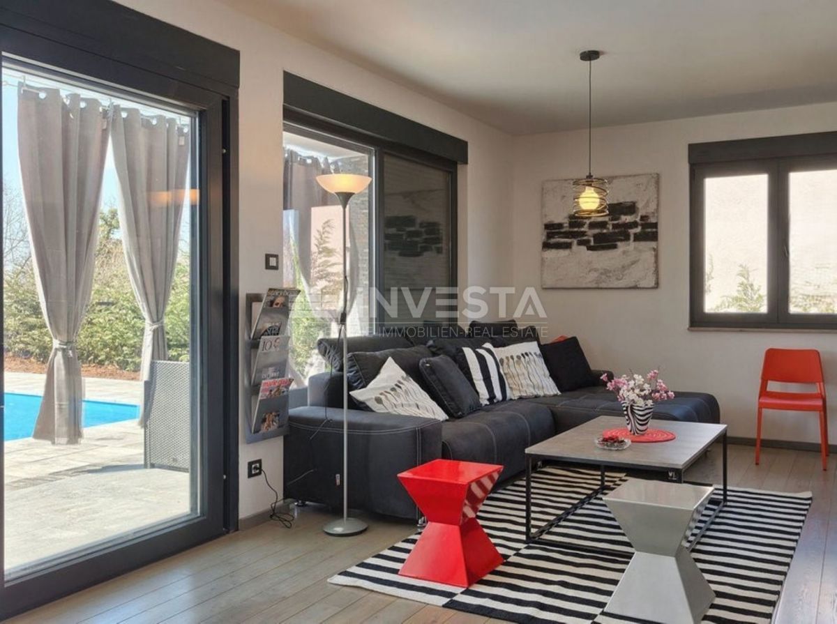 Dintorni di Dignano, villa moderna con piscina, posizione tranquilla