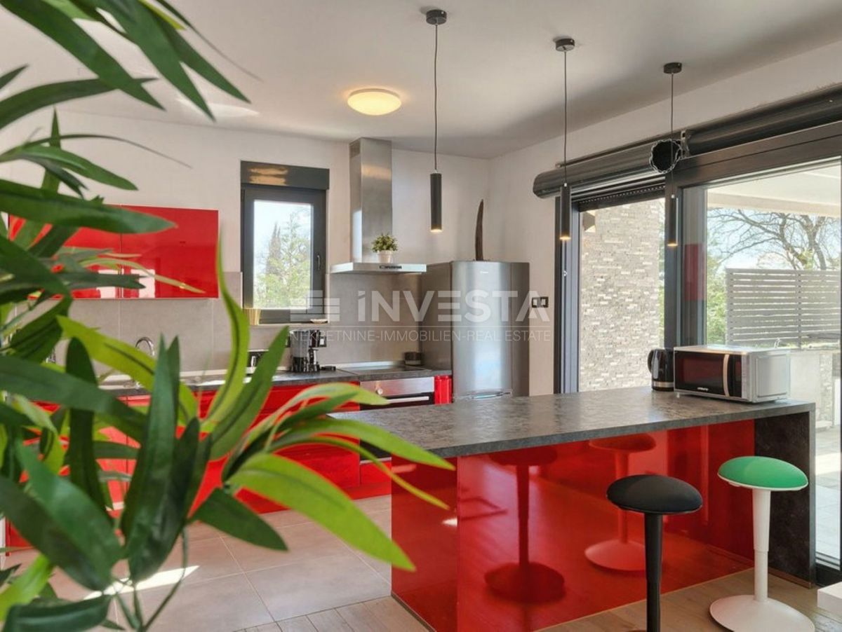 Dintorni di Dignano, villa moderna con piscina, posizione tranquilla