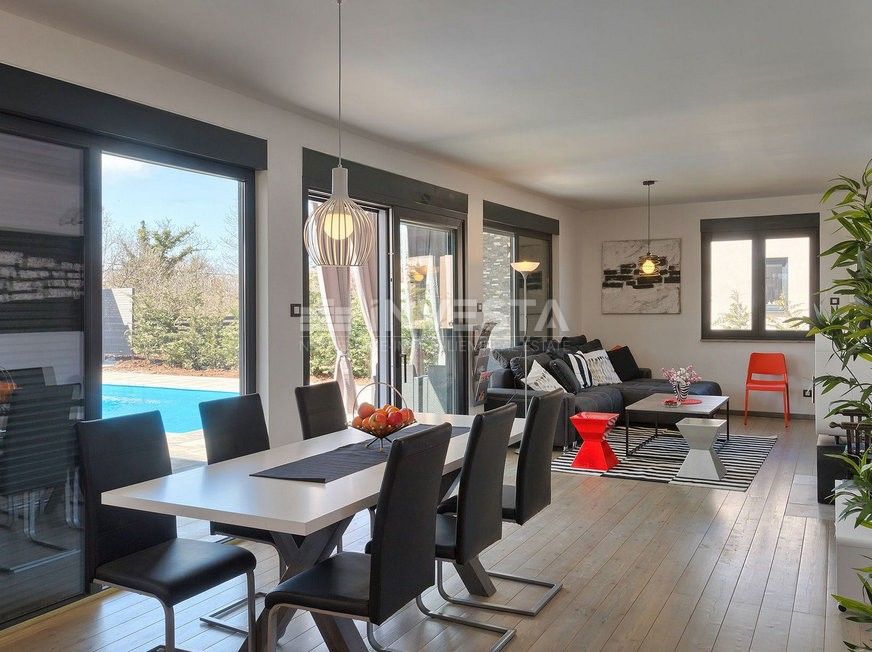 Dintorni di Dignano, villa moderna con piscina, posizione tranquilla