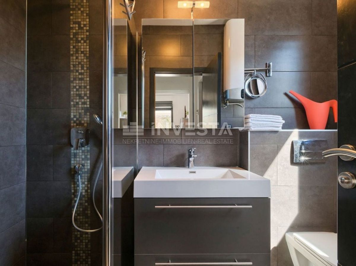 Dintorni di Dignano, villa moderna con piscina, posizione tranquilla