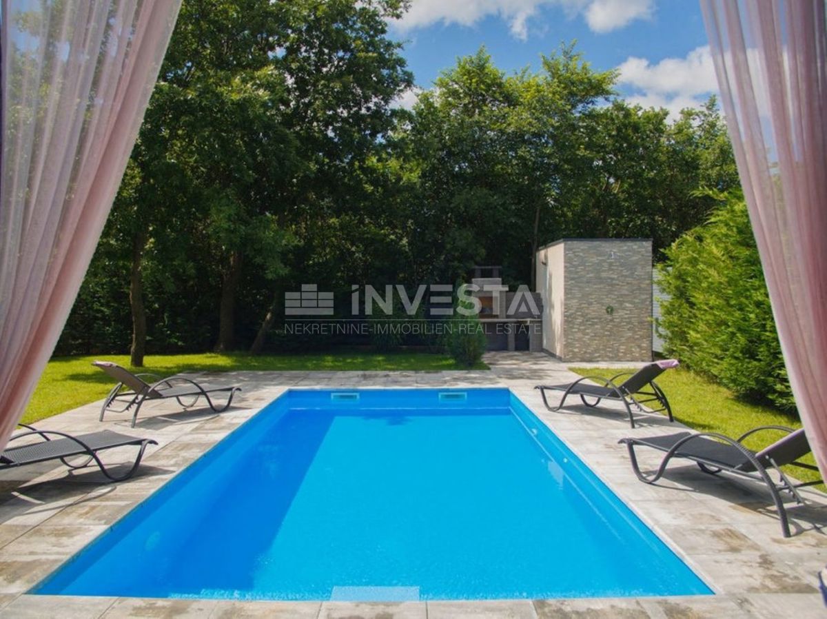 Dintorni di Dignano, villa moderna con piscina, posizione tranquilla